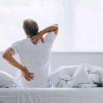 مضرات خوابیدن روی شکم و راه‌های اصلاح آن