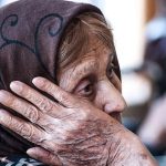 مامان‌بزرگ‌ها و بابابزرگ‌ها! بی‌خیال روتین پوستی‌ نشوید | در پیری هم لباس رنگ روشن بپوشید